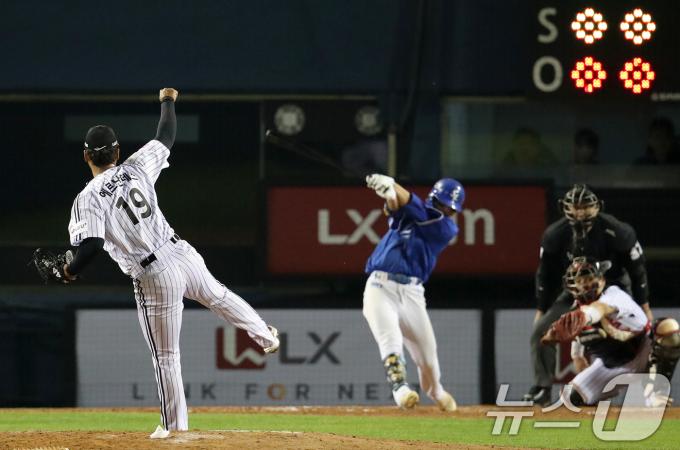 17일 오후 서울 송파구 잠실야구장에서 열린 프로야구 '2024 신한 SOL 뱅크 KBO 포스트시즌' 플레이오프 3차전 삼성 라이온즈와 LG 트윈스의 경기, LG 에르난데스가 9회초 2사 후 삼성 김영웅을 삼진으로 잡아내고 있다. 2024.10.17/뉴스1 ⓒ News1 오대일 기자