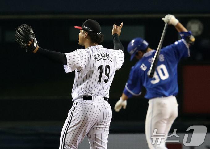 17일 오후 서울 송파구 잠실야구장에서 열린 프로야구 '2024 신한 SOL 뱅크 KBO 포스트시즌' 플레이오프 3차전 삼성 라이온즈와 LG 트윈스의 경기, LG 에르난데스가 9회초 2사 후 삼성 김영웅을 삼진으로 잡아낸 후 기뻐하고 있다. 2024.10.17/뉴스1 ⓒ News1 오대일 기자