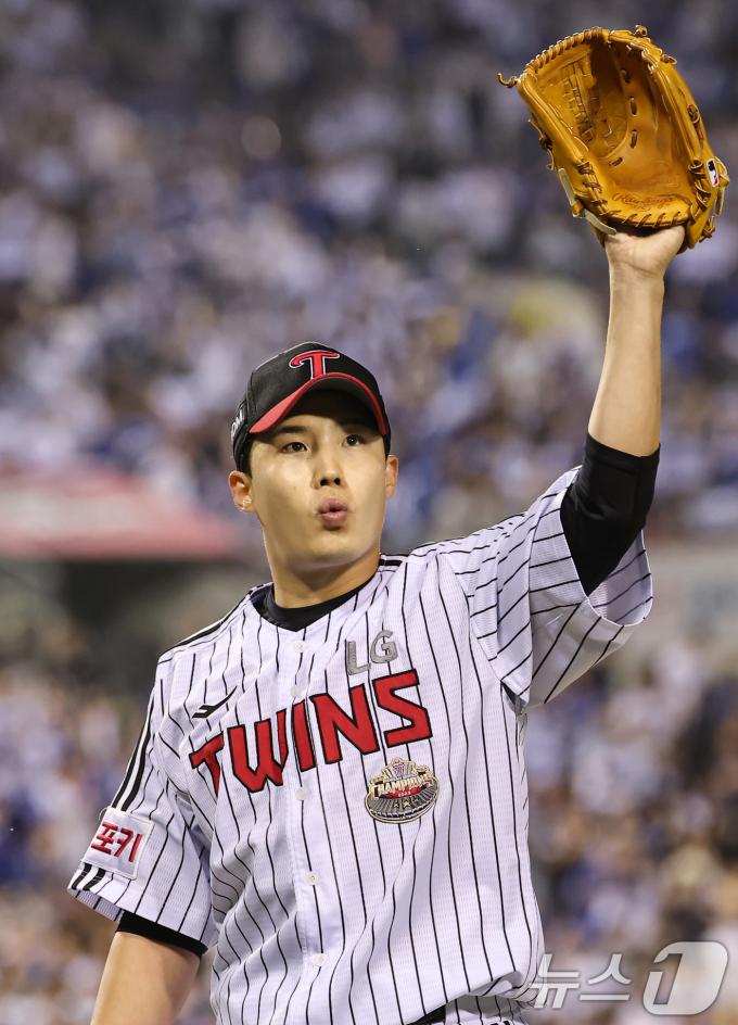 17일 오후 서울 송파구 잠실야구장에서 열린 프로야구 '2024 신한 SOL 뱅크 KBO 포스트시즌' 플레이오프 3차전 삼성 라이온즈와 LG 트윈스의 경기, LG 선발투수 임찬규가 6회초 교체되며 관중에게 인사하고 있다. 2024.10.17/뉴스1 ⓒ News1 김도우 기자
