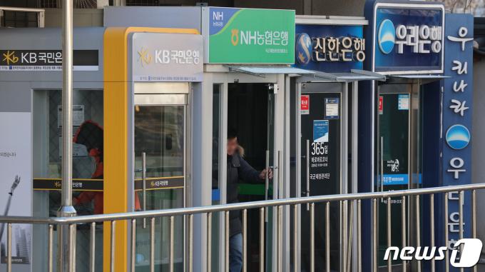 서울 시내 시중은행 ATM 기기를 이용하는 시민들의 모습. (사진은 기사 내용과 무관함)/뉴스1 ⓒ News1 신웅수 기자
