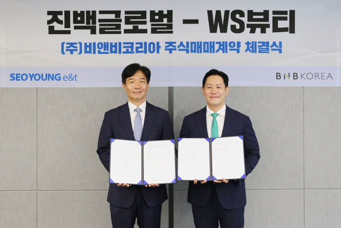 하이트진로그룹 계열사 서영이앤티가 화장품 제조개발생산(ODM) 업체인 비앤비코리아를 인수했다. 사진은 지난달 진행한 서영이앤티와 SKS PE간 주식매매계약 체결식 당시 허재균(오른쪽) 서영이앤티 대표와 유시화 SKS PE 대표의 모습. /사진=서영이앤티