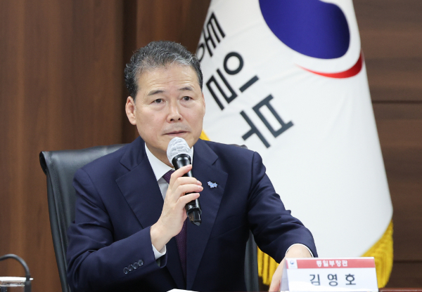 김영호 통일부 장관이 젊은층이 통일에 부정적인 이유를 통일을 도덕적 의무 차원이 아닌 이해 득실의 관점에서 따지기 때문이라고 진단했다. 사진은 지난 16일 정부서울청사에서 열린 통일부·경제·인문사회연구회 업무 협약식에서 인사말 중인 김 장관의 모습. /사진=뉴스1