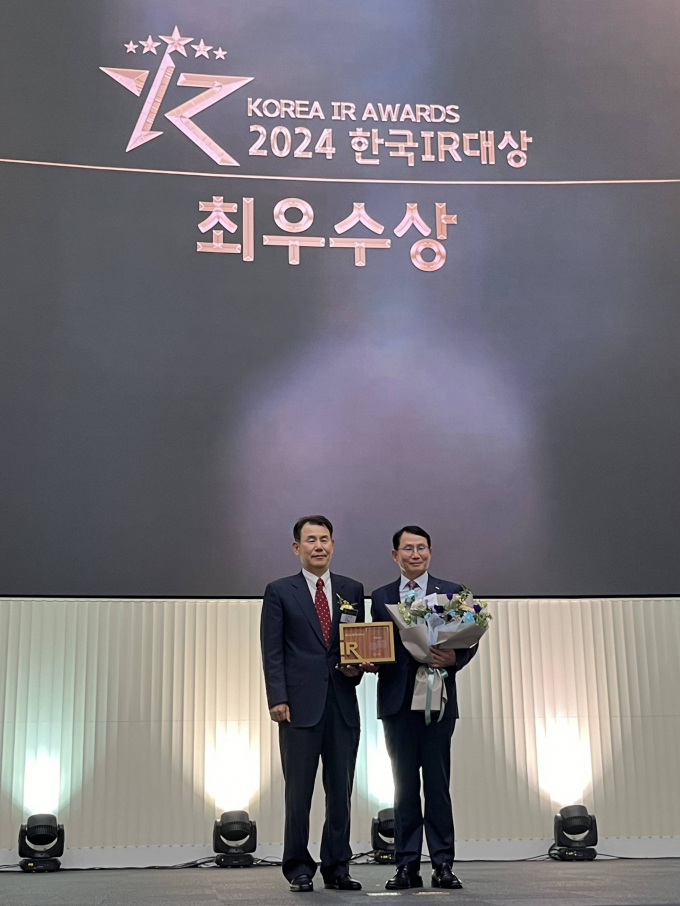 이선규 포스코인터내셔널 재무IR 실장(오른쪽)이 지난 17일 ‘2024 한국 IR대상’에서 최우수상을 수상한 뒤 정은보 한국거래소 이사장과 기념촬영하고 있다. /사진=포스코인터내셔널