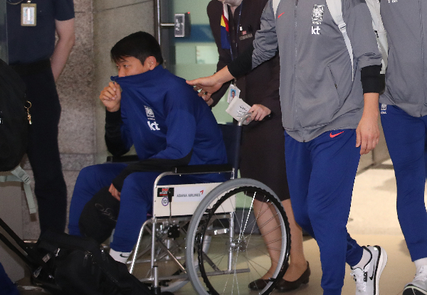 대표팀 주전 공격수 황희찬이 부상에서 회복하는 데 3주 정도 걸릴 예정이다. 사진은 지난 11일 휠체어를 타고 귀국길에 오른 그의 모습. /사진=뉴스1