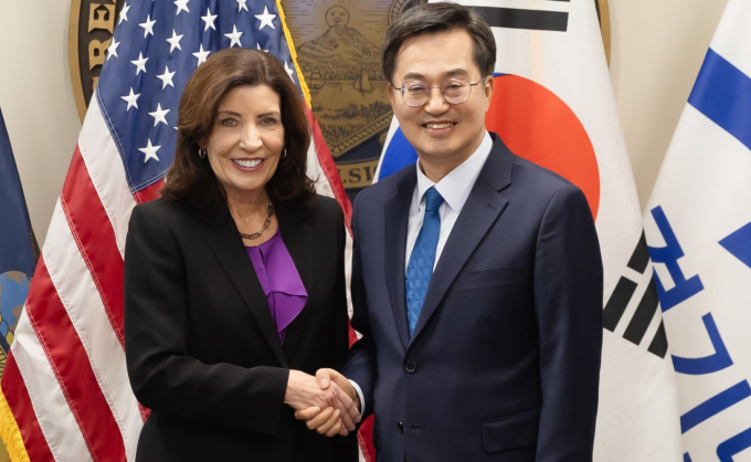 김동연 경기도지사(오른쪽)가 18일(한국시간) 뉴욕시 뉴욕주지사 사무실에 캐시 호컬 뉴욕주지사(왼쪽)와 만나 스타트업 등 4대 분야 협력관계 구축을 논의하고 있다. 사진제공=경기도