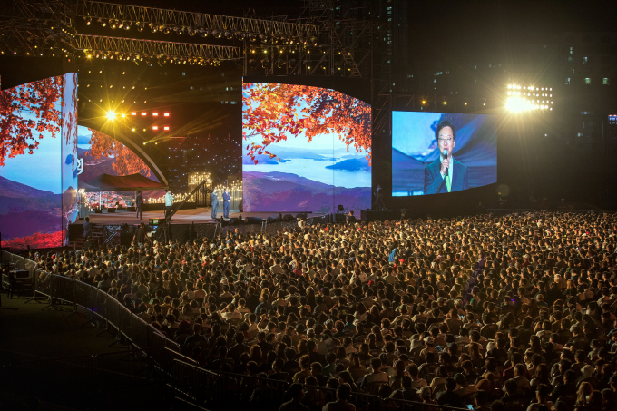 삼성중공업 최성안 대표이사(부회장)가 창립 50주년 기념 'KBS 열린음악회'에서 임직원 및 선주, 거제 시민에게 인사말을 전하고 있다. /사진=삼성중공업