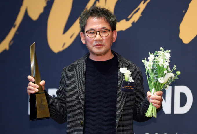 국정감사 증인으로 채택된 ENA '나는 솔로' 남규홍 PD가 국정감사를 앞두고 잠적했다. 사진은 남규홍 PD가 2024 퍼스트 브랜드 대상 시상식에서 포즈를 취하는 모습/사진=뉴시스