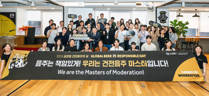 오비맥주가 건전음주 문화 확산을 위한 전사 캠페인을 실시했다. 오비맥주 본사 임직원이 행사를 마치고 기념사진을 찍고 있다. /사진= 오비맥주