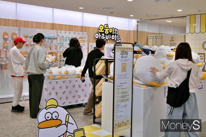  오는 31일까지 열리는 광주신세계 오둥이 팝업 매장에서 고객들이 제품을 살펴보고 있다/사진=광주신세계 제공.