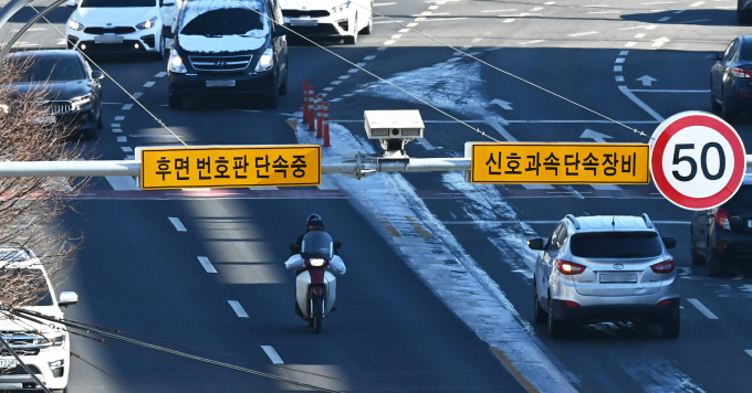 정부가 내년 벌금·과태료 수입을 14% 가량 증액 편성하면서 부족한 재정을 메우기 위해 사실상 증세를 택했다는 비판이 나온다. 사진은 무인 교통 단속 카메라 모습./사진=뉴시스
