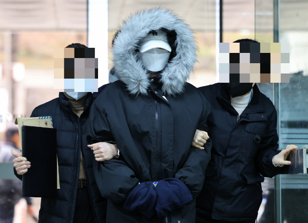 만취 상태로 차를 몰다 오토바이 운전자를 치어 숨지게 한 혐의를 받는 DJ 예송(안예송·24)이 2심에서 징역 8년을 선고받았다. 사진은 지난 2월 구속 전 피의자 심문(영장실질심사)에 출석하고 있는 안씨의 모습. /사진=뉴시스