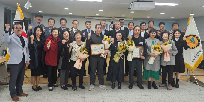 광명 ‘제17회 교통안전·교통사고 줄이기 결의대회’에서 행사 참석자들이 장애인복지증진 유공자 표창 수여자들과 기념사진을 촬영하고 있다. /사진제공=광명시