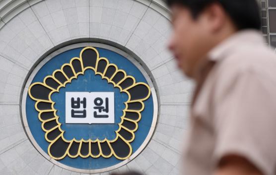흉기를 휘둘러 지인을 숨지게한 혐의로 기소된 50대 남성에게 징역 20년을 구형했다. 사진은 법원 로고 모습. /사진=뉴시스