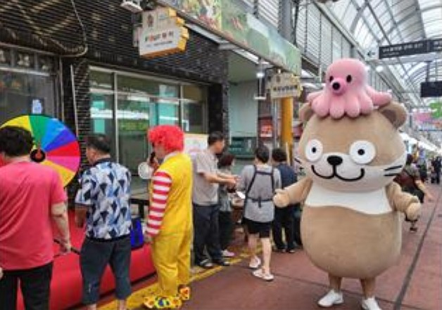 전통시장 매니저들이 거제 옥포국제시장에서 특색있는 캐릭터 홍보 행사를 진행하면서, 지역 시장에 활기가 넘쳤다./사진=경남도 