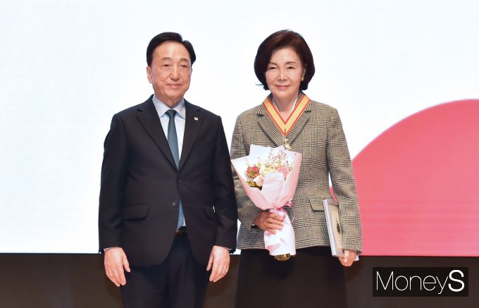 [머니S픽] 34년 봉사공헌 인정받은 '홍라희' 인도장 금장, 수상
