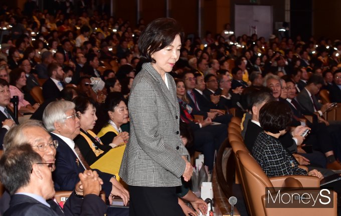 [머니S픽] 34년 봉사공헌 인정받은 '홍라희' 인도장 금장, 수상