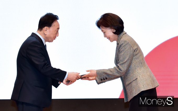 [머니S픽] 34년 봉사공헌 인정받은 '홍라희' 인도장 금장, 수상