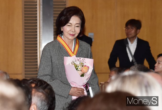 [머니S픽] 34년 봉사공헌 인정받은 '홍라희' 인도장 금장, 수상