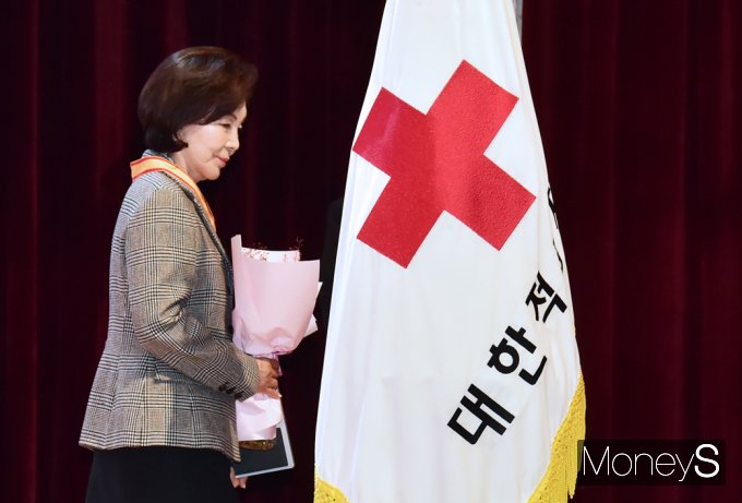 [머니S포토] 조용한 선행 '홍라희' 적십자 인도장 금장, 수상
