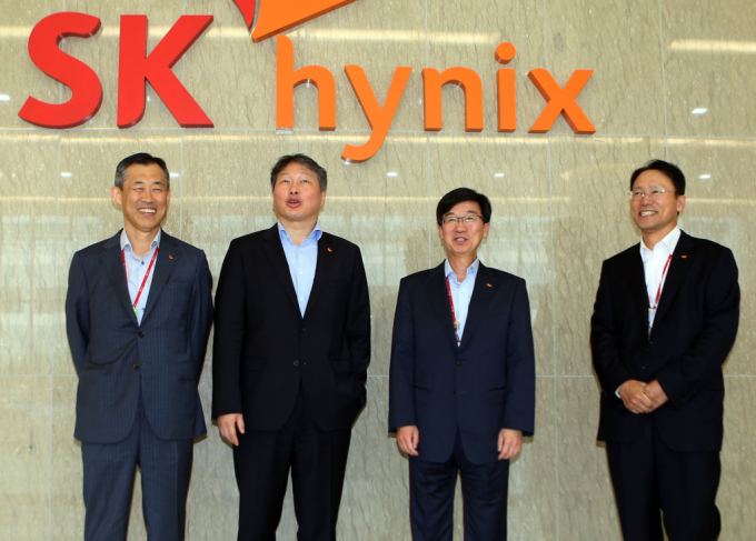 최태원 SK그룹 회장(가운데)이 SK하이닉스 이천 반도체 사업장 방문한 모습. 왼쪽부터 김준호 하이닉스 경영지원부문 사장, 최태원 회장, 박성욱 사장, 오세용 제조기술부문 사장. /사진제공=SK