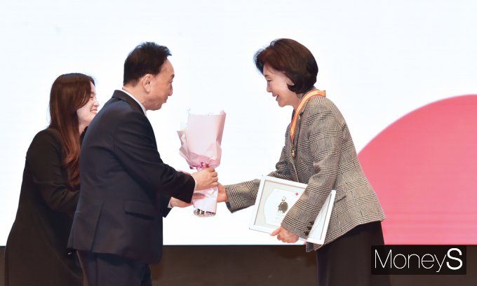 [머니S포토] 조용한 선행 '홍라희' 적십자 인도장 금장 수상속에…