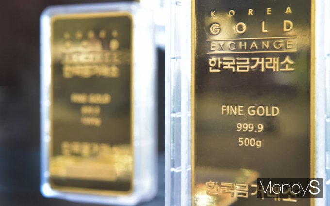 금값이 연일 상승세를 이어가는 가운데 8일 서울 종로구 한국금거래소에 금 제품이 전시됐다./사진=임한별 기자