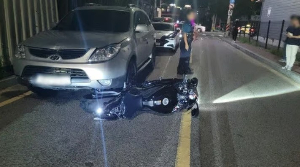 신호대기 중이던 오토바이를 친 만취 운전자가 경찰에 붙잡혔다. 오토바이 운전자는 보름가량 치료받던 중 사망했다. 사진은 당시 오토바이가 차량 앞 범퍼에 끼인 모습. /사진=뉴시스
