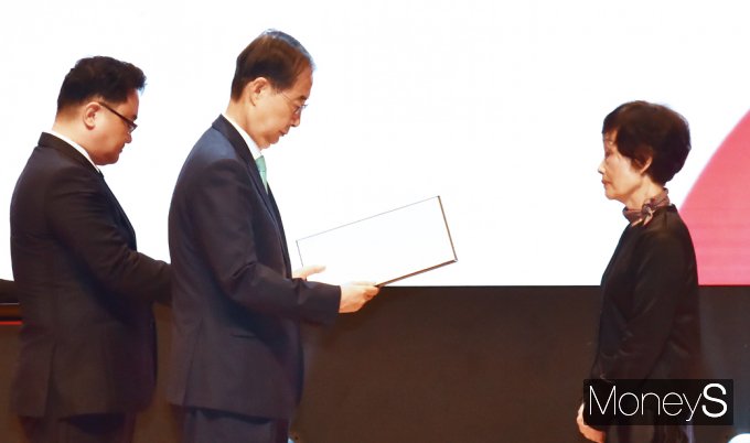 [머니S포토] 5만8천시간 봉사 '임영자' 씨 동백장 훈장, 표창