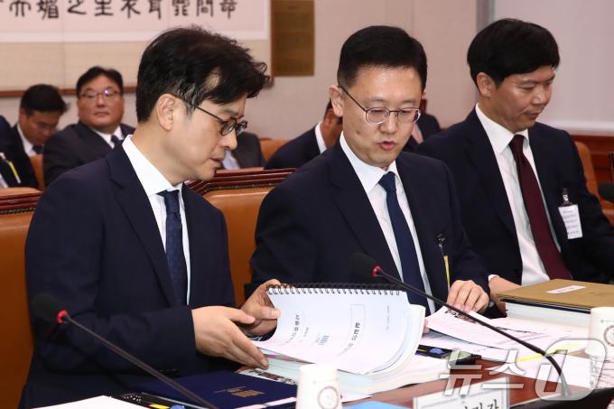 박세현 서울고등검찰청장(가운데)과 이창수 서울중앙지방검찰청장(왼쪽), 권순정 수원고등검찰청장이 18일 오전 서울 여의도 국회에서 열린 법제사법위원회의 서울중앙지방검찰청, 서울고등검찰청 등에 대한 국정감사에 출석해 있다. 2024.10.18/뉴스1 ⓒ News1 이광호 기자