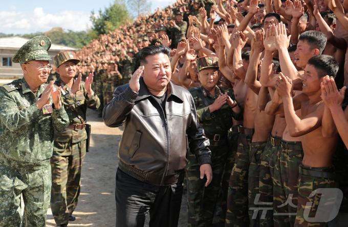 (평양 노동신문=뉴스1) = 북한 김정은 노동당 총비서가 인민군 특수작전부대 훈련기지를 시찰하는 모습.  [국내에서만 사용가능. 재배포 금지. DB 금지. For Use Only in the Republic of Korea. Redistribution Prohibited] rodongphoto@news1.kr