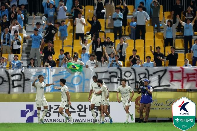 대구FC 선수들이 18일 열린 K리그1 2024 34라운드 광주FC와 원정 경기에서 후반 39분 에드가의 동점 골이 터진 후 기뻐하고 있다. (한국프로축구연맹 제공)