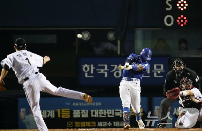 17일 오후 서울 송파구 잠실야구장에서 열린 프로야구 '2024 신한 SOL 뱅크 KBO 포스트시즌' 플레이오프 3차전 삼성 라이온즈와 LG 트윈스의 경기, 4회초 삼성 공격 1사 1루 상황에서 디아즈가 큼지막한 파울홈런을 날리고 있다. 2024.10.17/뉴스1 ⓒ News1 오대일 기자