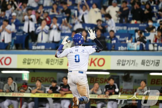 15일 오후 대구 삼성라이온즈파크에서 열린 프로야구 '2024 신한 SOL 뱅크 KBO 포스트시즌' 플레이오프 2차전 LG 트윈스와 삼성 라이온즈의 경기, 7회말 삼성 4번타자 디아즈가 1점홈런을 친 뒤 홈을 향해 달리고 있다. 2024.10.15/뉴스1 ⓒ News1 공정식 기자