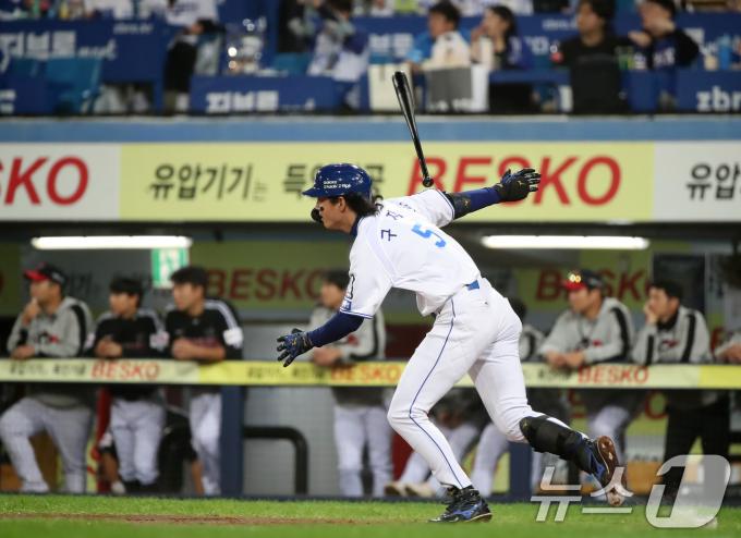 15일 오후 대구 삼성라이온즈파크에서 열린 프로야구 '2024 신한 SOL 뱅크 KBO 포스트시즌' 플레이오프 2차전 LG 트윈스와 삼성 라이온즈의 경기, 1회말 2사 상황 삼성 구자욱이 안타를 치고 있다. 2024.10.15/뉴스1 ⓒ News1 공정식 기자
