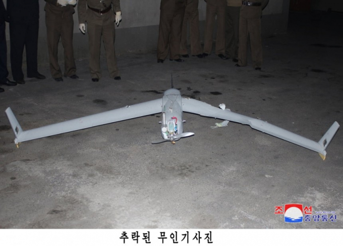 북한이 평양에서 한국군에서 운용하는 드론과 동일 기종의 무인기 잔해를 발견했다고 주장하며 관련 사진을 공개했다. / 사진=조선중앙통