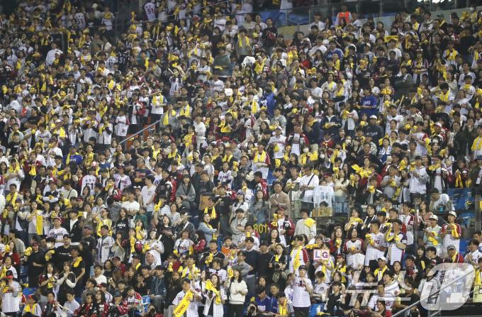 17일 오후 서울 송파구 잠실야구장에서 열린 프로야구 '2024 신한 SOL 뱅크 KBO 포스트시즌' 플레이오프 3차전 삼성 라이온즈와 LG 트윈스의 경기에서 야구팬들이 응원을 하고 있다. 2024.10.17/뉴스1 ⓒ News1 임세영 기자