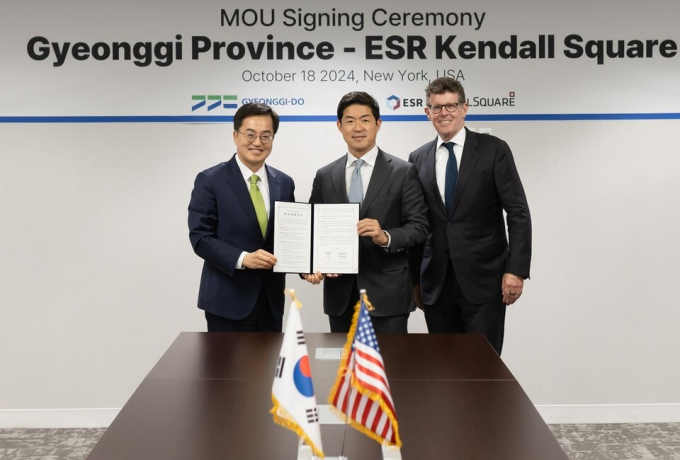 김동연 경기도지사(왼쪽)가 미국 현지시각 18일 뉴욕에서 ESR켄달스퀘어 남선우 대표, ESR켄달스퀘어 투자회사인 워버그 핀커스의 제이크 세워트 전무이사와 친환경 복합물류단지 투자협약식을 맺고 기념촬영을 하고 있다. / 사진제공=경기도