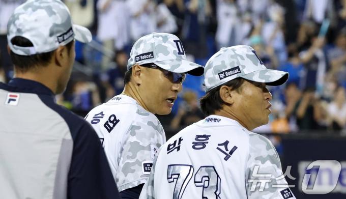 18일 오후 서울 송파구 잠실야구장에서 열린 프로야구 '2024 신한 SOL 뱅크 KBO리그' 두산 베어스와 NC 다이노스의 경기에서 승리한 두산 이승엽 감독이 박흥식 코치와 대화를 하고 있다. 2024.6.18/뉴스1 ⓒ News1 김명섭 기자