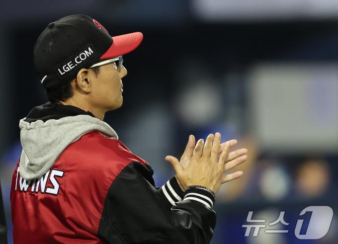 17일 오후 서울 송파구 잠실야구장에서 열린 프로야구 '2024 신한 SOL 뱅크 KBO 포스트시즌' 플레이오프 3차전 삼성 라이온즈와 LG 트윈스의 경기, LG 염경엽 감독이 1대0 승리 후 선수들을 격려하고 있다. 2024.10.17/뉴스1 ⓒ News1 김도우 기자