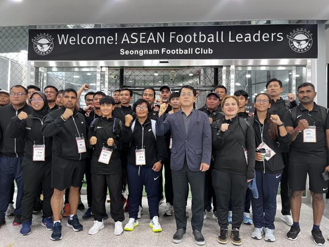 성남FC 클럽하우스를 견학한 ASEAN 축구 지도자들(성남 제공)