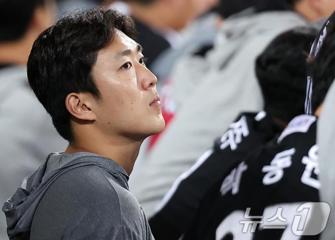 15일 오후 대구 삼성라이온즈파크에서 열린 프로야구 '2024 신한 SOL 뱅크 KBO 포스트시즌' 플레이오프 2차전 LG 트윈스와 삼성 라이온즈의 경기, LG 선발로 등판했던 손주영이 9회초 더그아웃에서 굳은 표정으로 경기를 지켜보고 있다. 2024.10.15/뉴스1 ⓒ News1 김진환 기자