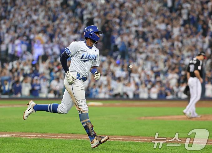 15일 오후 대구 삼성라이온즈파크에서 열린 프로야구 '2024 신한 SOL 뱅크 KBO 포스트시즌' 플레이오프 2차전 LG 트윈스와 삼성 라이온즈의 경기, 삼성 디아즈가 7회말 솔로홈런을 친 뒤 홈을 향해 달리고 있다. 2024.10.15/뉴스1 ⓒ News1 김진환 기자