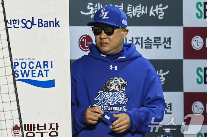 17일 오후 서울 송파구 잠실야구장에서 열린 프로야구 '2024 신한 SOL 뱅크 KBO 포스트시즌' 플레이오프 3차전 삼성 라이온즈와 LG 트윈스의 경기, 삼성 박진만 감독이 경기를 지켜보고 있다. 2024.10.17/뉴스1 ⓒ News1 김도우 기자