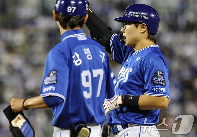 17일 오후 서울 송파구 잠실야구장에서 열린 프로야구 '2024 신한 SOL 뱅크 KBO 포스트시즌' 플레이오프 3차전 삼성 라이온즈와 LG 트윈스의 경기, 4회초 1사 주자없는 상황에서 삼성 윤정빈이 안타를 치고 기뻐하고 있다. 2024.10.17/뉴스1 ⓒ News1 김도우 기자