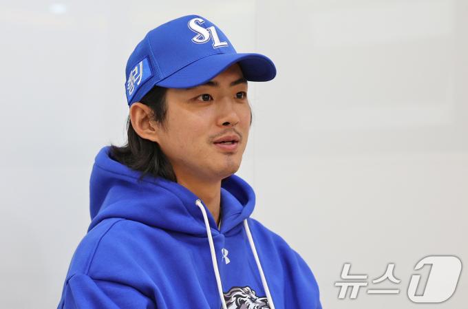 19일 오후 서울 송파구 잠실야구장에서 열리는 프로야구 '2024 신한 SOL 뱅크 KBO 포스트시즌' 플레이오프 4차전 삼성 라이온즈와 LG 트윈스의 경기에 앞서 삼성 구자욱이 인터뷰를 하고 있다. 2024.10.19/뉴스1 ⓒ News1 장수영 기자