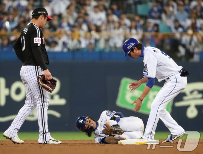 15일 오후 대구 삼성라이온즈파크에서 열린 프로야구 '2024 신한 SOL 뱅크 KBO 포스트시즌' 플레이오프 2차전 LG 트윈스와 삼성 라이온즈의 경기, 1회말 2사 1루 상황 삼성 구자욱이 2루 도루 과정에서 무릎 부위를 다쳐 고통을 호소하고 있다. 2024.10.15/뉴스1 ⓒ News1 공정식 기자