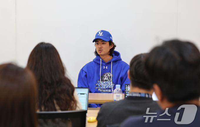 19일 오후 서울 송파구 잠실야구장에서 열리는 프로야구 '2024 신한 SOL 뱅크 KBO 포스트시즌' 플레이오프 4차전 삼성 라이온즈와 LG 트윈스의 경기에 앞서 삼성 구자욱이 인터뷰를 하고 있다. 2024.10.19/뉴스1 ⓒ News1 장수영 기자