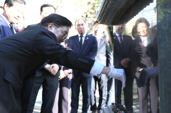 우원식 국회의장이 19일 전남 여수시 만흥동 여수·순천 10·19 사건 희생자 추모비를 찾아 참배를 하고 있다.(국회의장실 제공)
