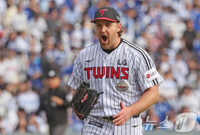 19일 오후 서울 송파구 잠실야구장에서 열린 프로야구 '2024 신한 SOL 뱅크 KBO 포스트시즌' 플레이오프 4차전 삼성 라이온즈와 LG 트윈스의 경기, 6회초 삼성공격 2사 상황에서 LG 선발 엔스가 디아즈를 삼진 처리 한 뒤 포효하고 있다. 2024.10.19/뉴스1 ⓒ News1 장수영 기자