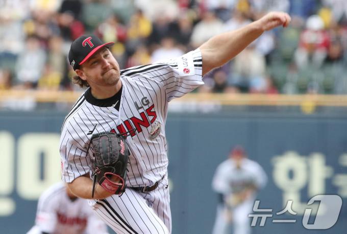 19일 오후 서울 송파구 잠실야구장에서 열린 프로야구 '2024 신한 SOL 뱅크 KBO 포스트시즌' 플레이오프 4차전 삼성 라이온즈와 LG 트윈스의 경기에서 LG 선발투수 엔스가 역투하고 있다. 2024.10.19/뉴스1 ⓒ News1 임세영 기자